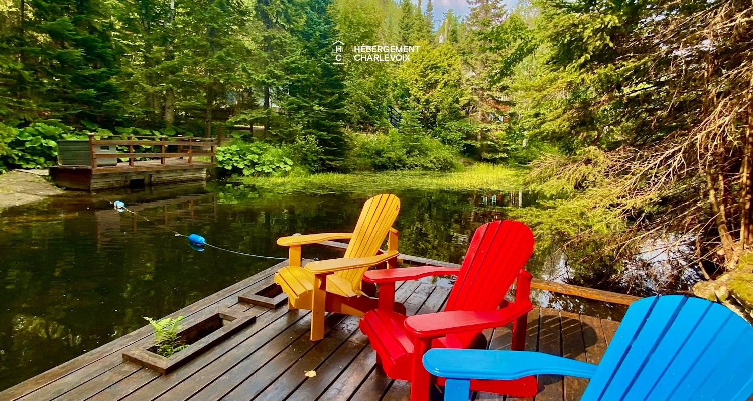 NAF-256 - Cottage on the edge of a lake with trail, waterfall and pond